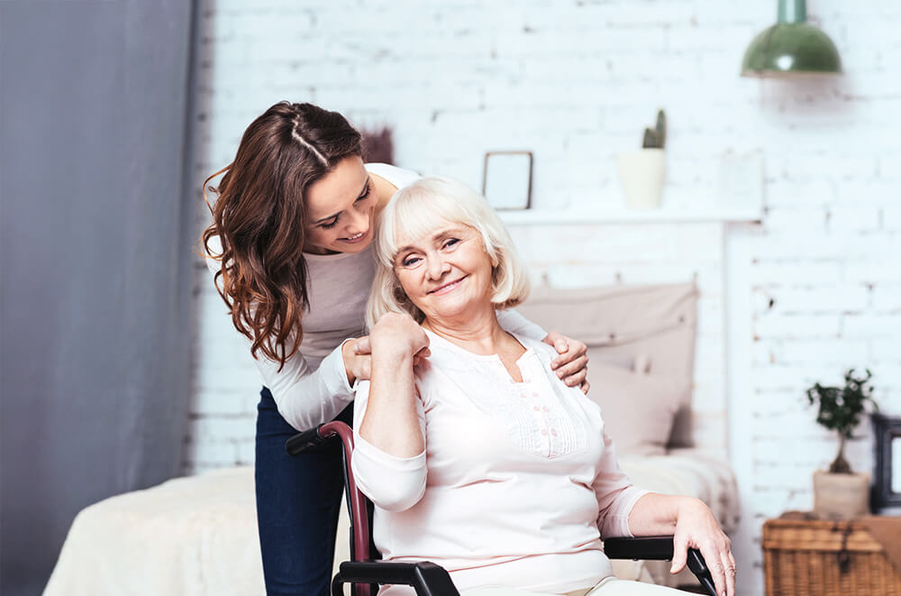 hp-img-card-elderly-blond-sitting-smiling.webp-v01